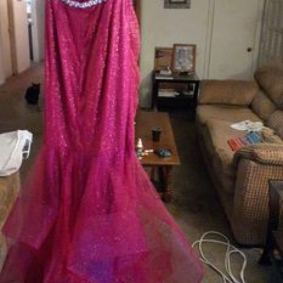Size 10 mermaid style prom/formal dress - Picture 2 of 4